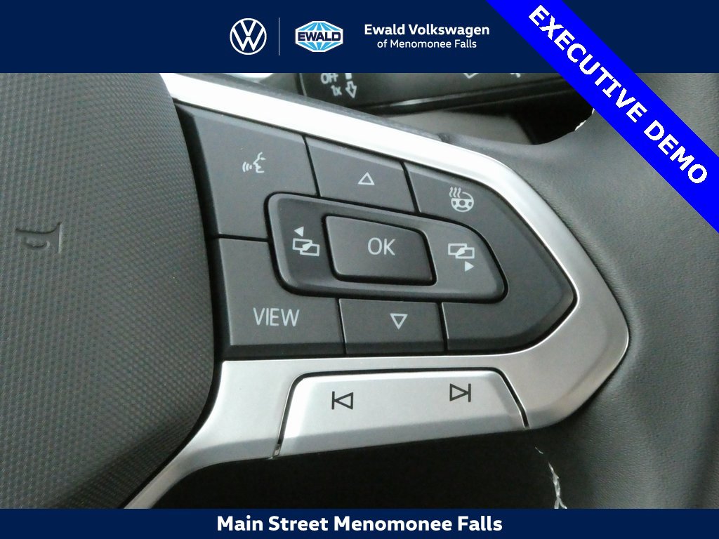 Used 2025 Volkswagen Taos SE image 12