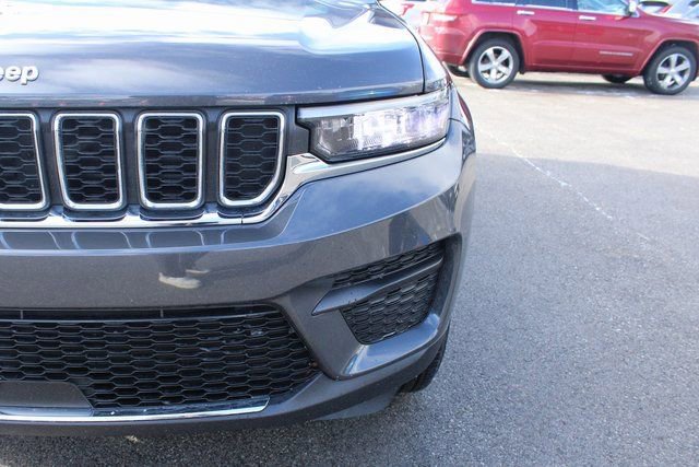 Used 2024 Jeep Grand Cherokee Laredo image 41