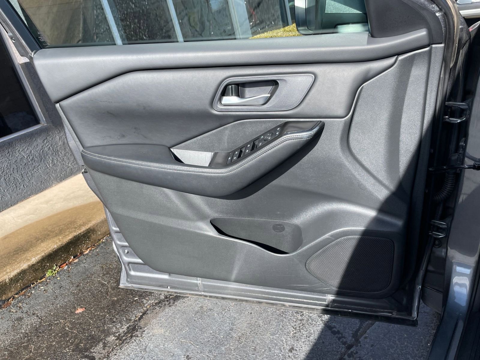 Used 2025 Nissan Rogue SV image 18