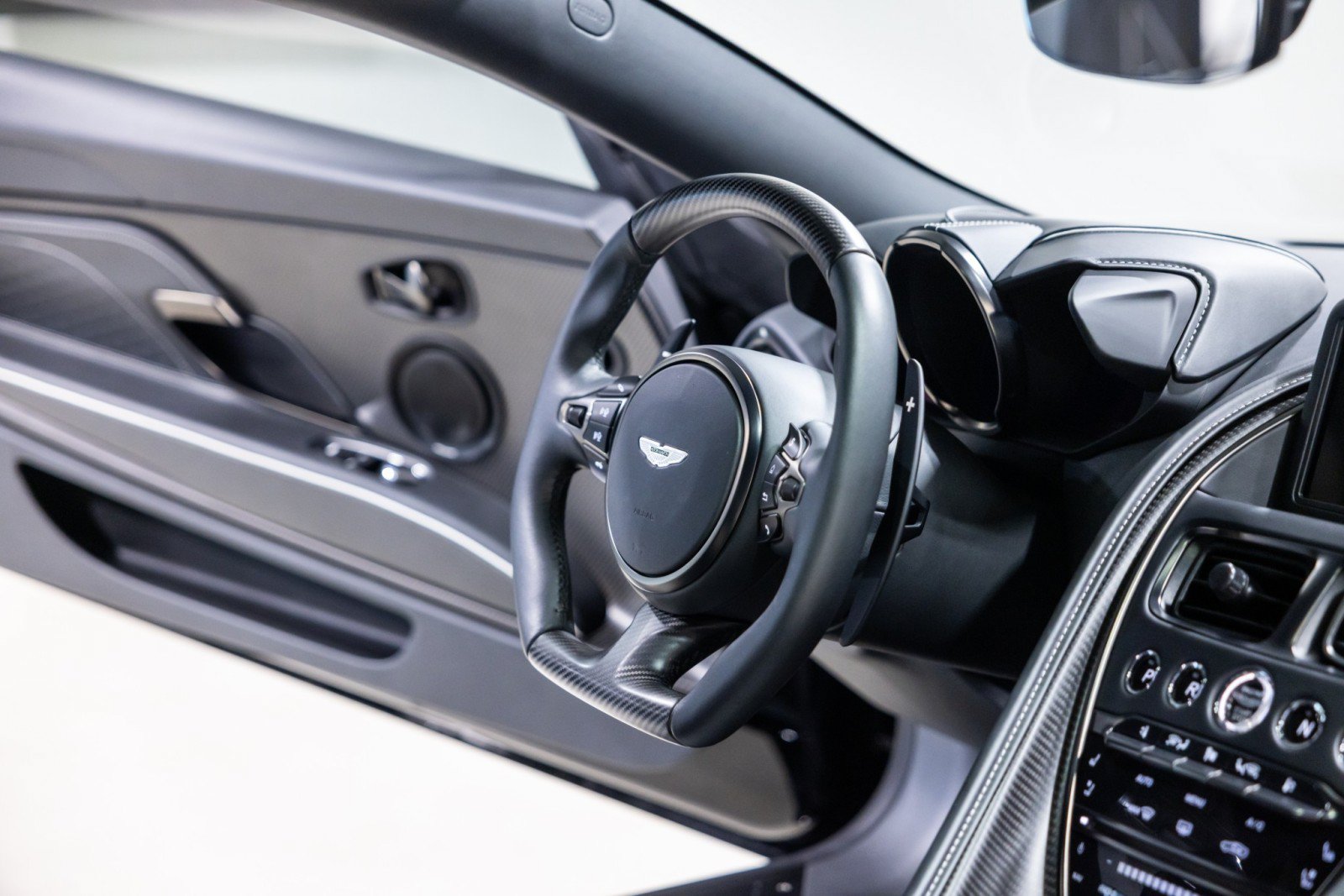Used 2022 Aston Martin DBS Superleggera RWD image 38