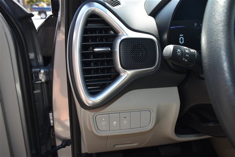 Used 2025 Kia Soul LX w/ LX Technology Package FWD image 11