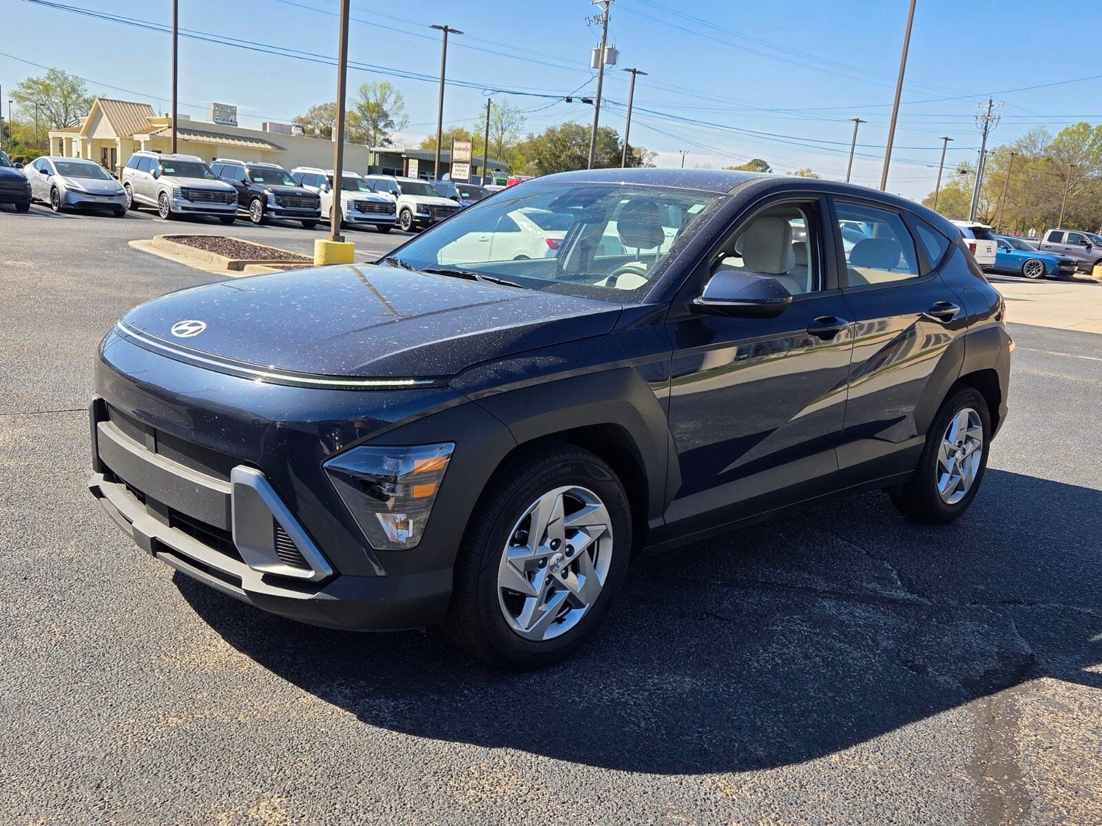 Used 2025 Hyundai Kona SE image 3