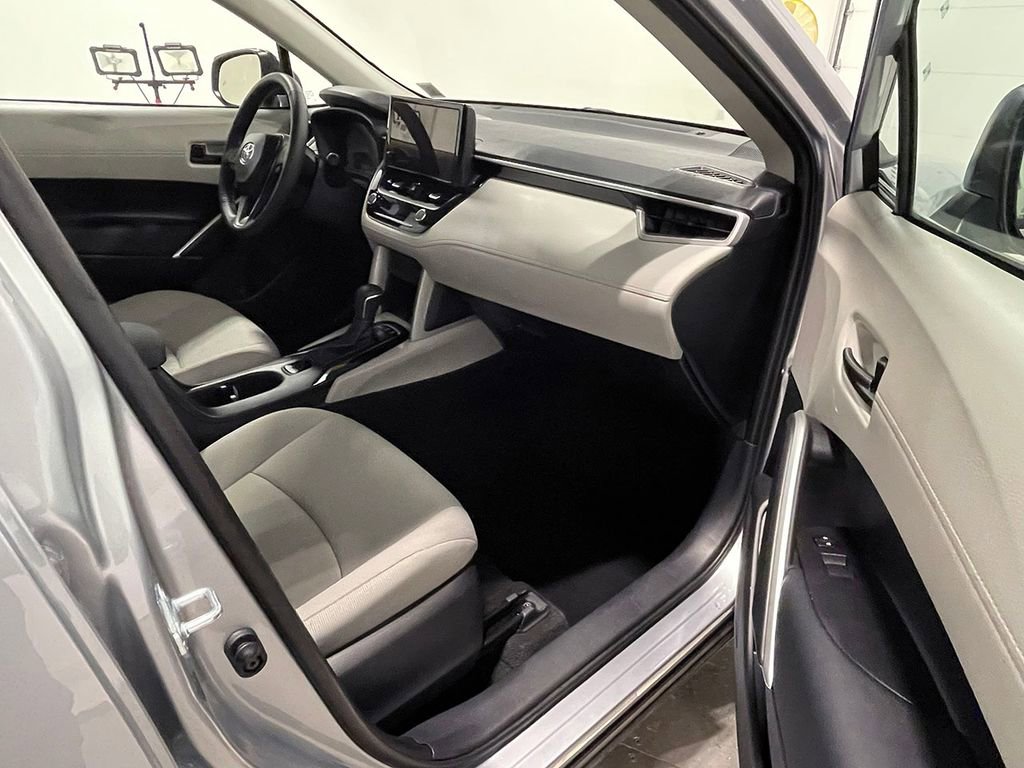 Used 2025 Toyota Corolla Cross LE image 24