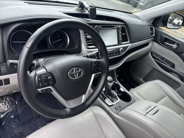 Used 2019 Toyota Highlander XLE FWD image 16