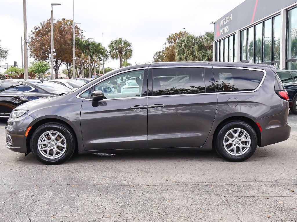 Used 2023 Chrysler Pacifica Touring-L FWD image 18