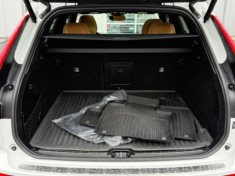 Certified 2023 Volvo XC60 B6 Ultimate w/ Protection Package Premier image 5
