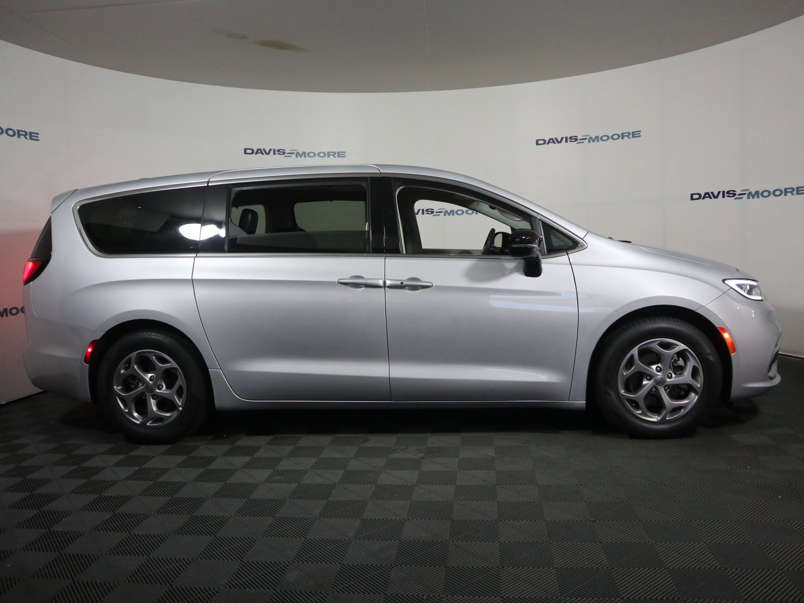 Used 2024 Chrysler Pacifica Limited image 4
