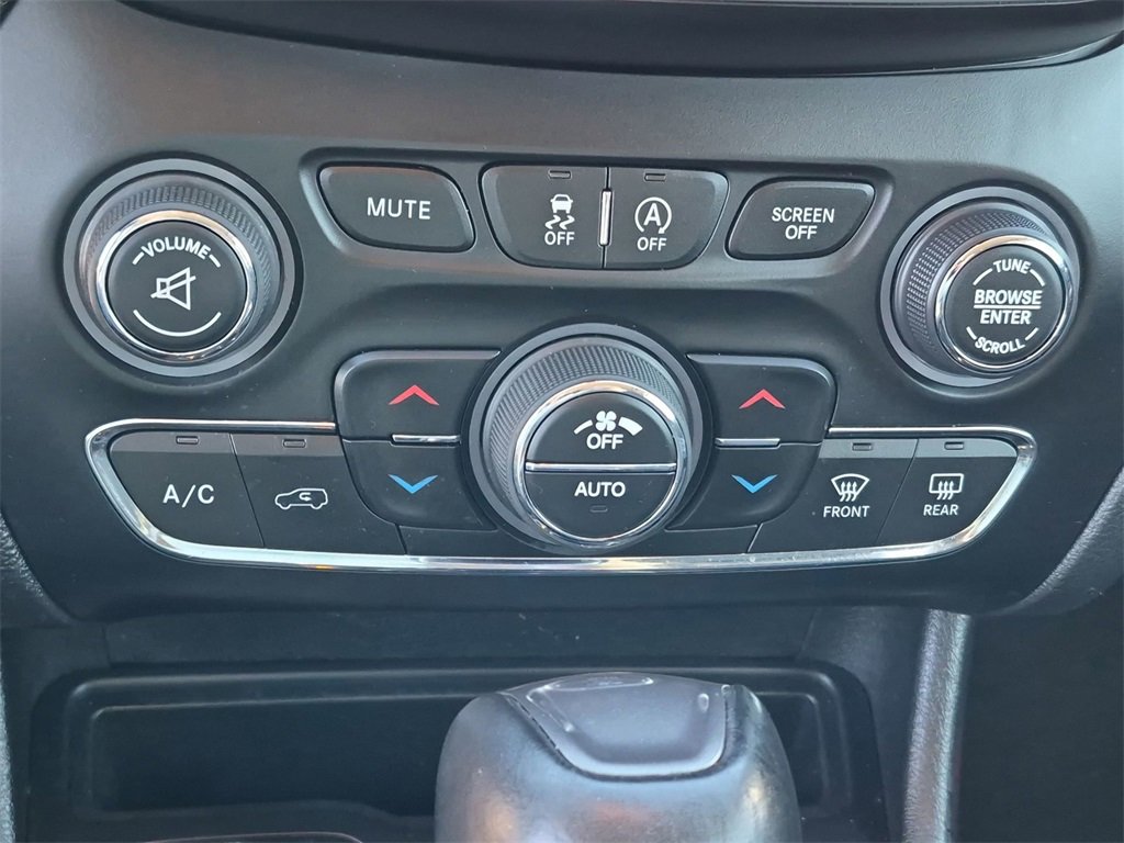 Used 2019 Jeep Cherokee Limited image 18