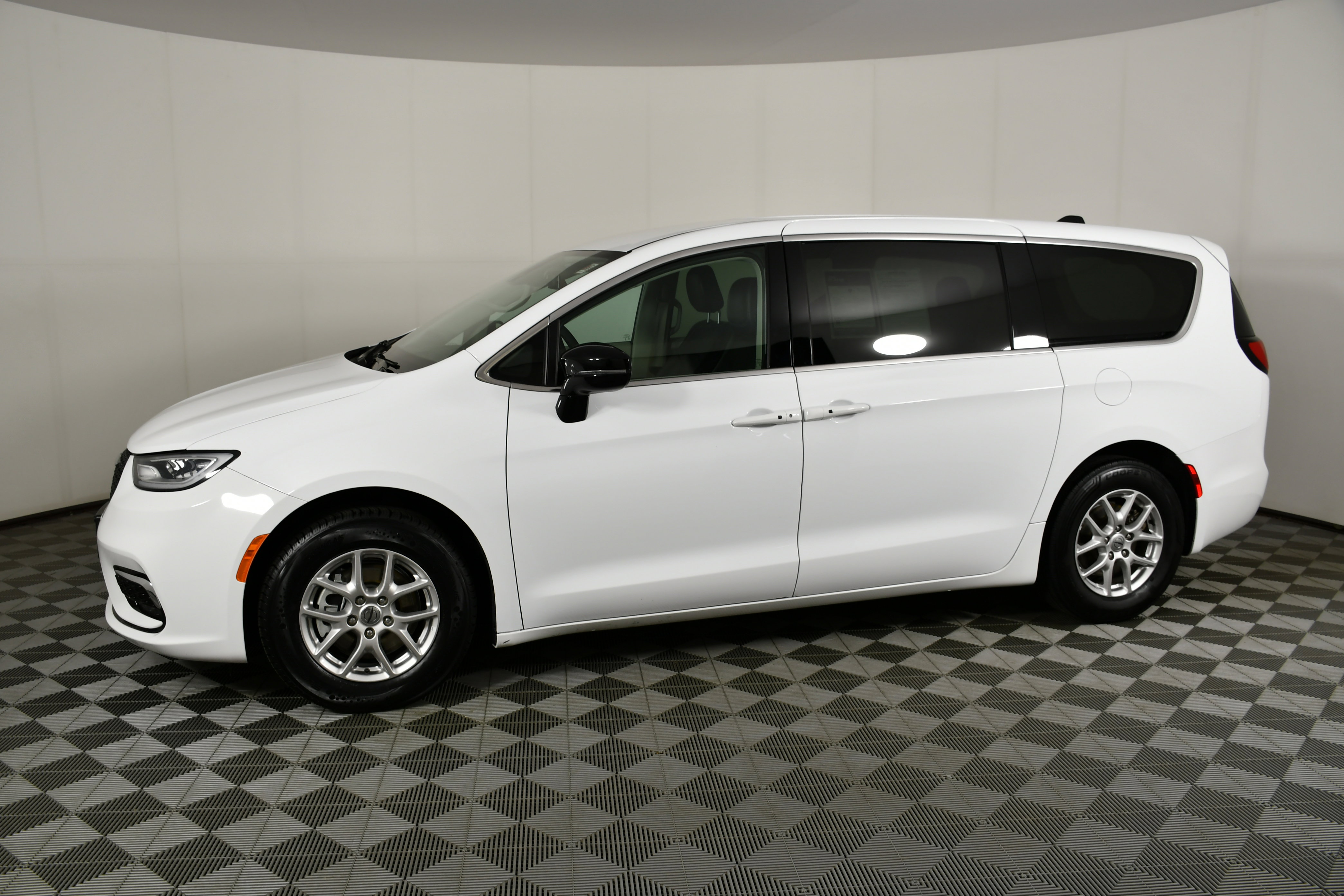 Used 2024 Chrysler Pacifica Touring-L image 9