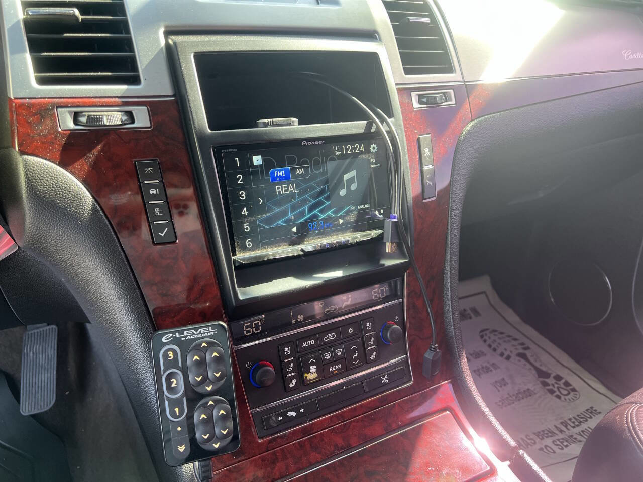 Used 2010 Cadillac Escalade Premium image 22