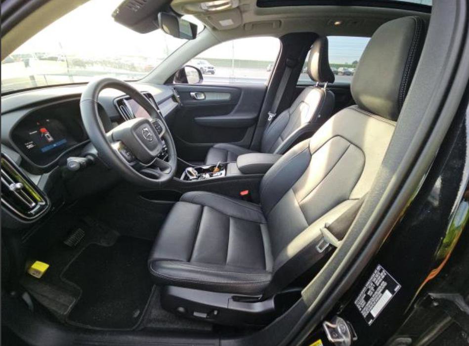 Used 2025 Volvo XC40 B5 Plus image 12