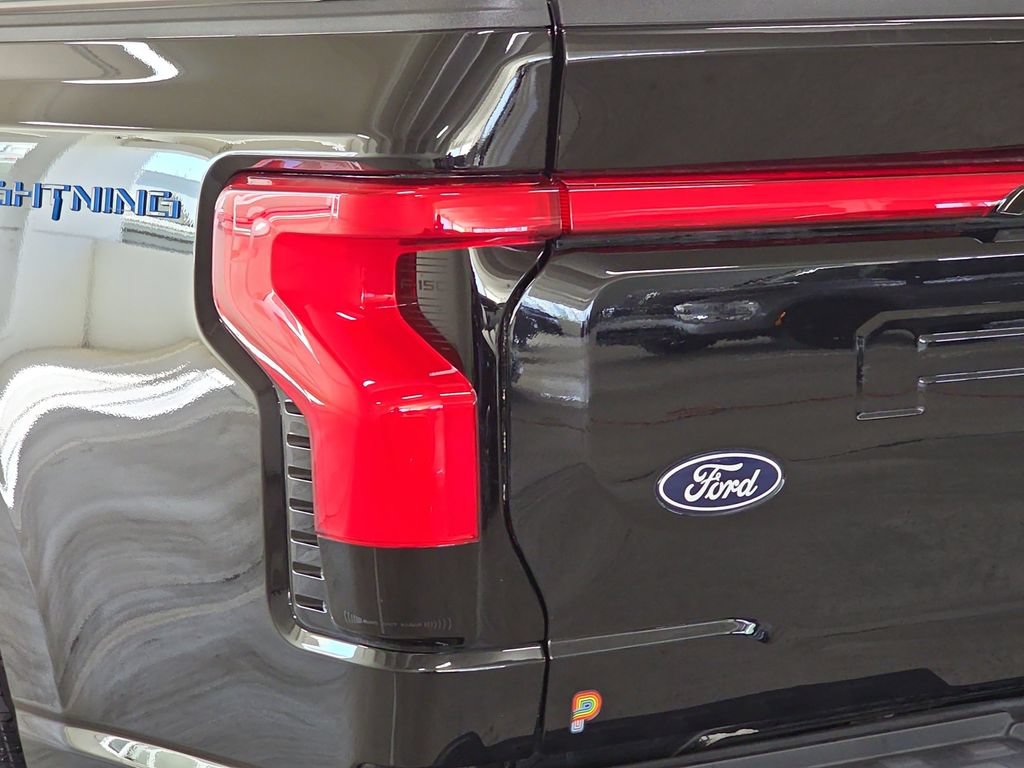Used 2025 Ford F150 Lightning Platinum AWD/4WD image 33