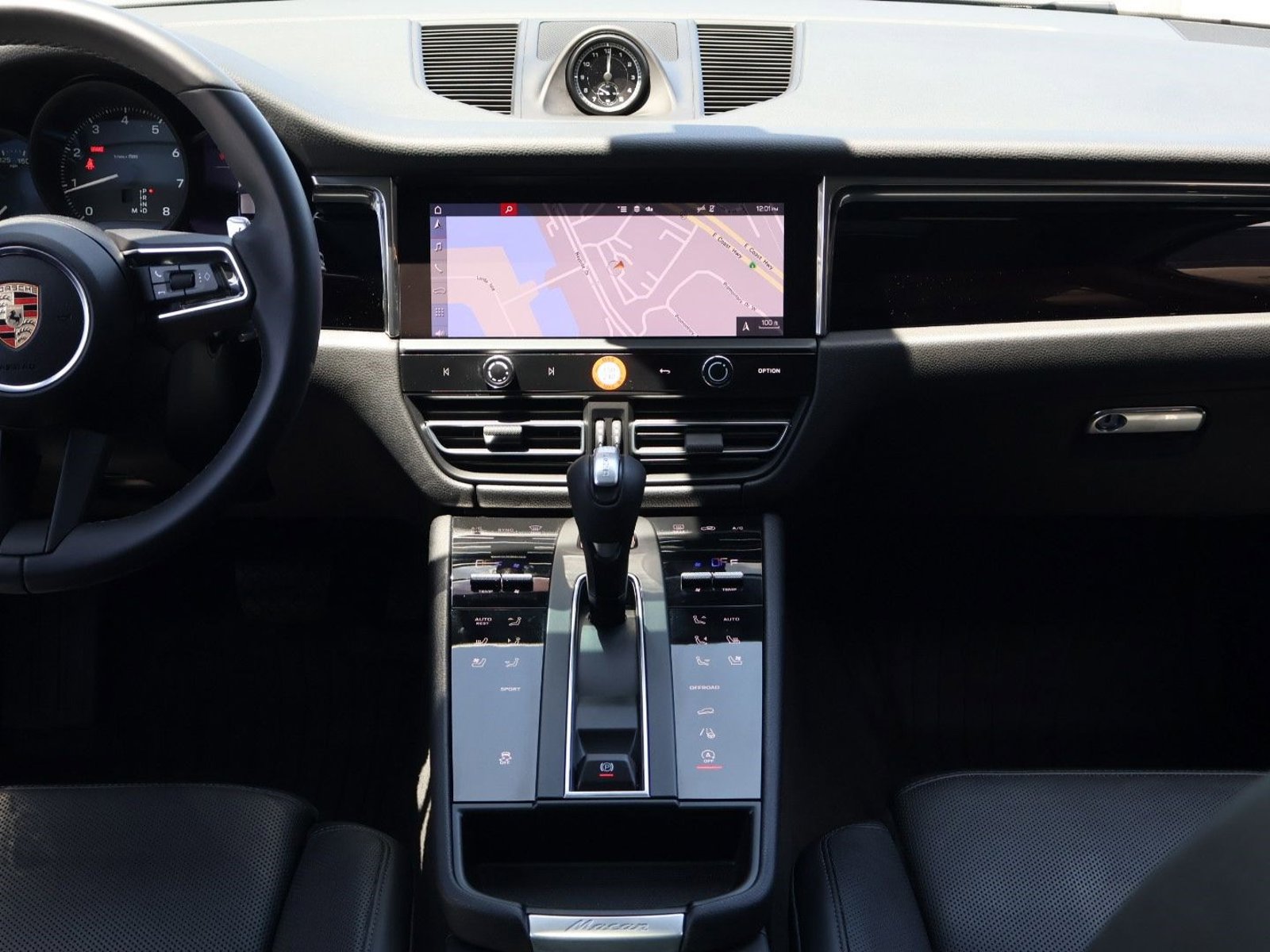 Certified 2025 Porsche Macan AWD/4WD image 20