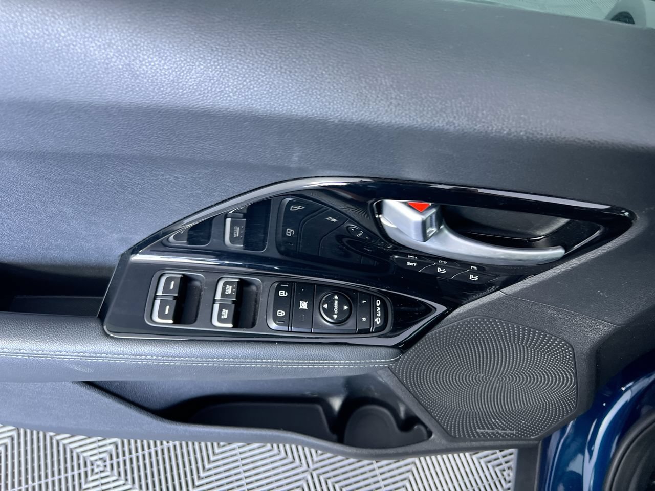 Used 2019 Kia Niro Touring FWD image 10