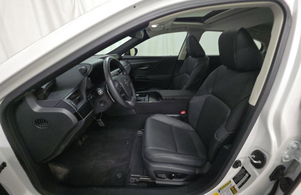 Used 2025 Lexus ES 300h w/ Premium Package FWD image 7