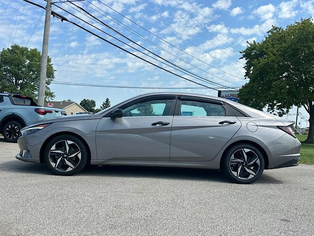 Used 2022 Hyundai Elantra Limited w/ Cargo Package FWD image 2