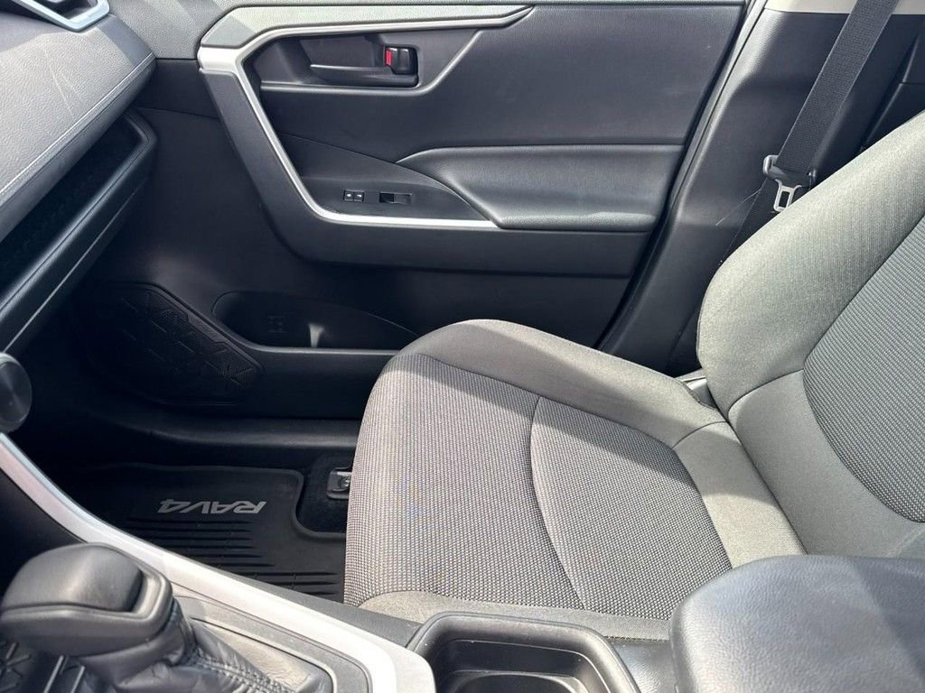 Used 2021 Toyota RAV4 LE image 13