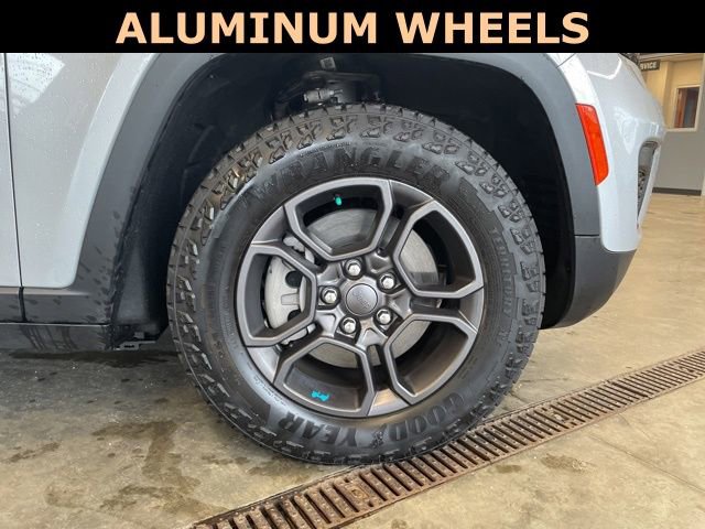 Used 2024 Jeep Grand Cherokee Trailhawk image 9