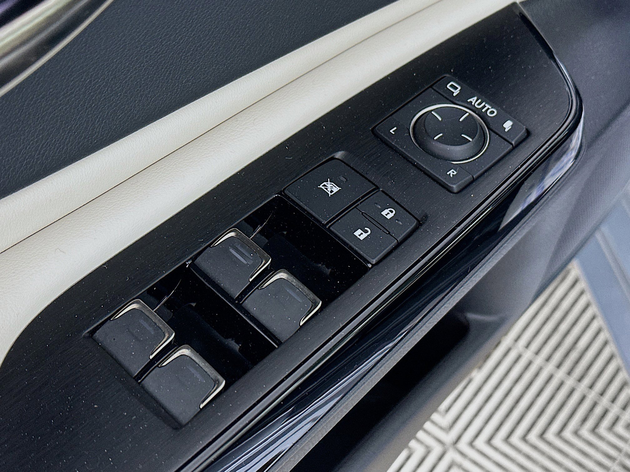 Certified 2025 Lexus ES 350 w/ Premium Package image 17