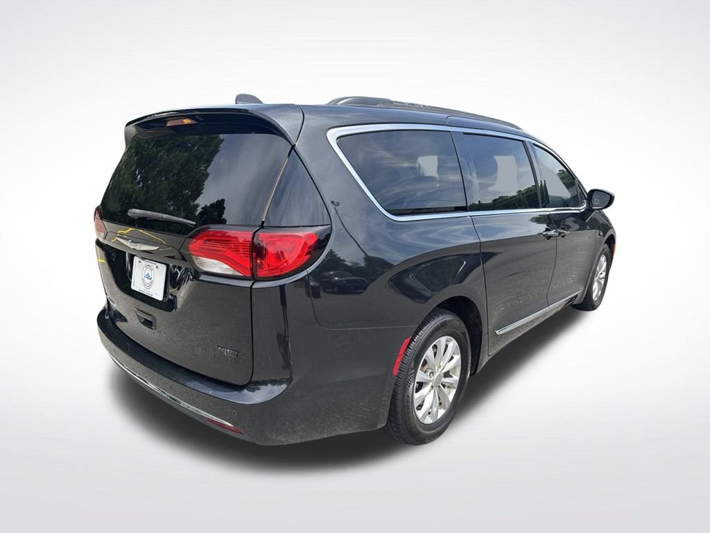 Used 2017 Chrysler Pacifica Touring-L FWD image 7
