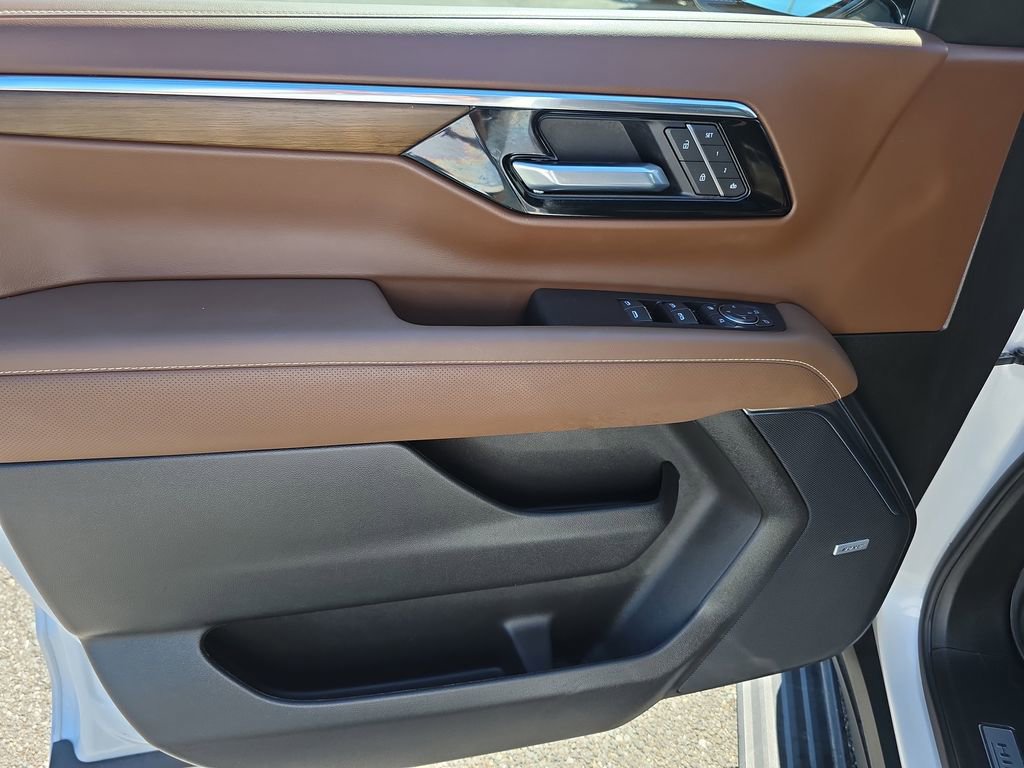 Used 2025 Chevrolet Tahoe High Country AWD/4WD image 19