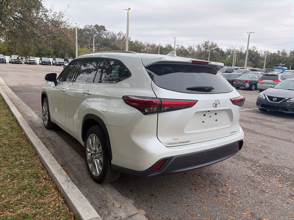Used 2023 Toyota Highlander L image 2
