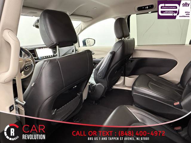 Used 2021 Chrysler Pacifica Touring-L image 57