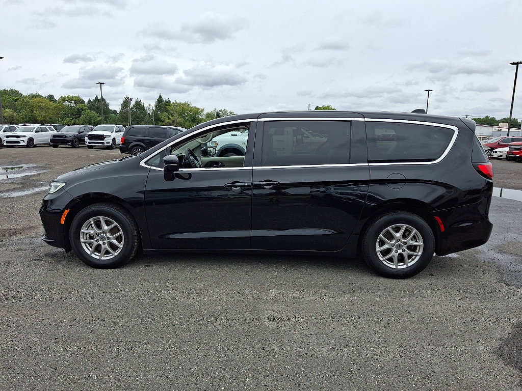 Used 2024 Chrysler Pacifica Touring-L FWD image 7