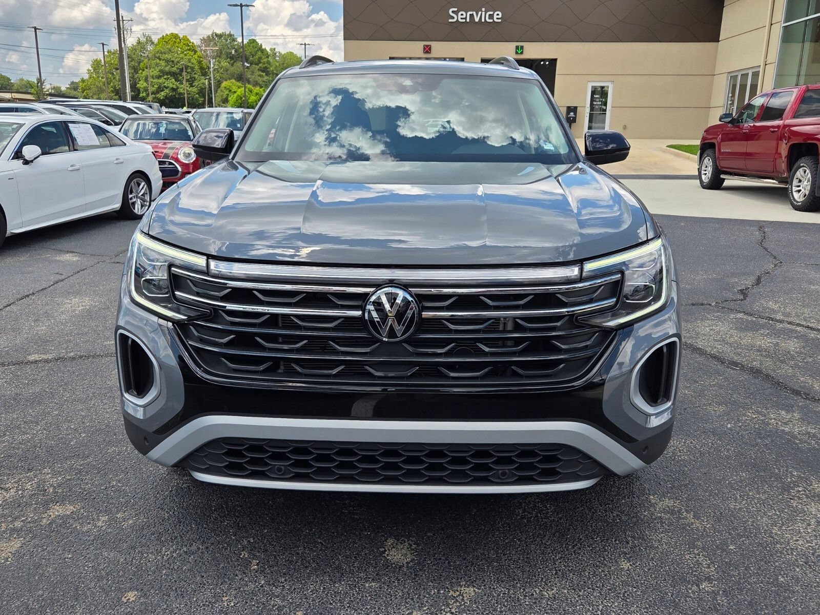 Used 2025 Volkswagen Atlas Peak Edition SE AWD/4WD image 2