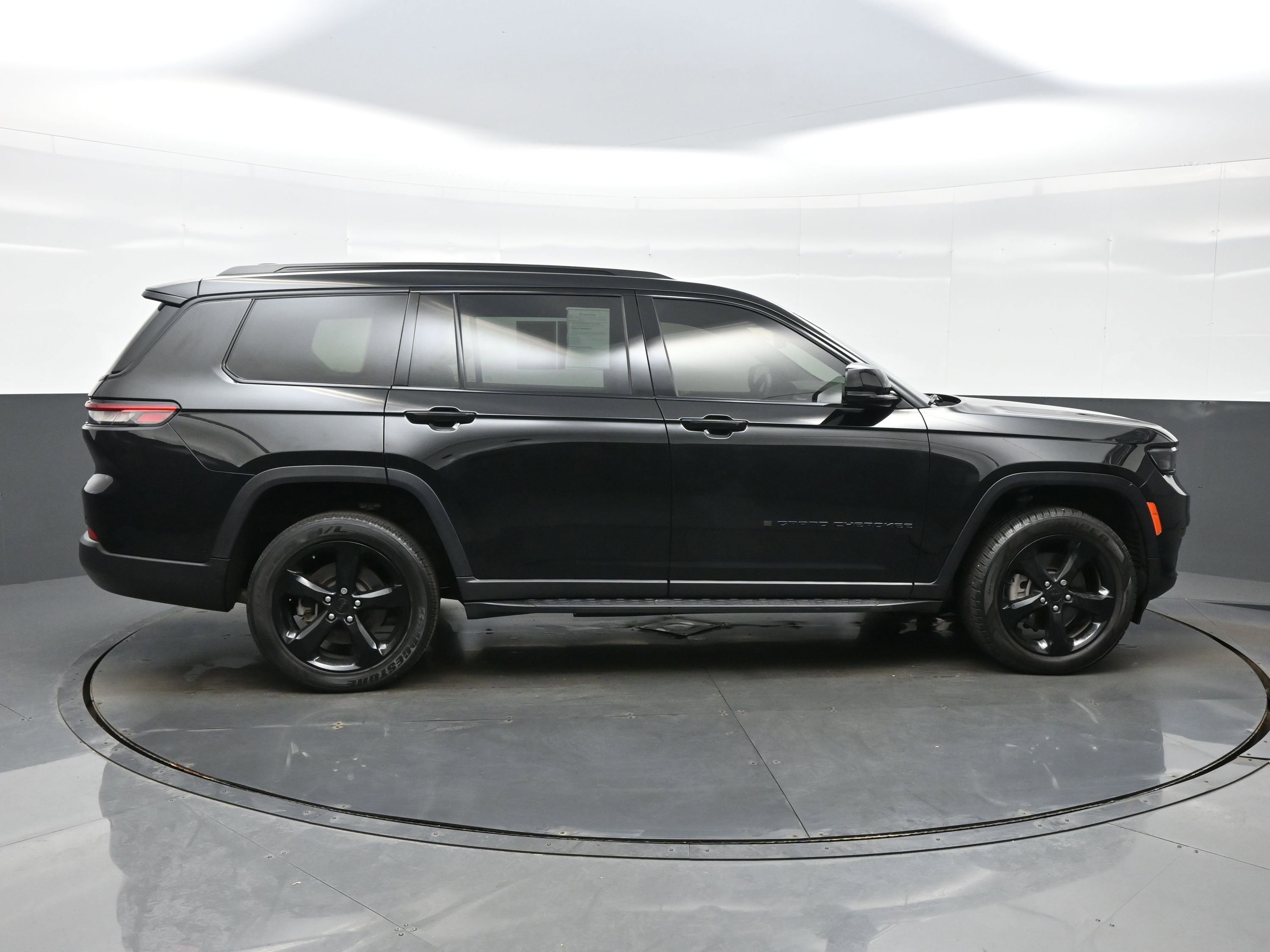 Used 2023 Jeep Grand Cherokee L Laredo image 7