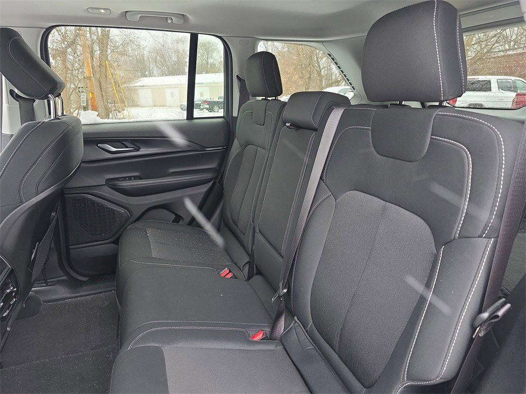 Used 2023 Jeep Grand Cherokee Laredo image 13