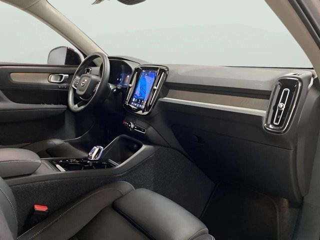 Used 2025 Volvo XC40 B5 Plus image 82