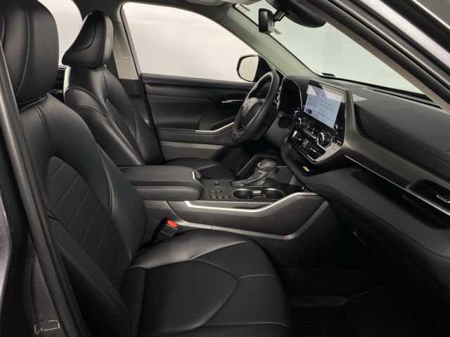 Used 2024 Toyota Highlander XLE FWD image 15