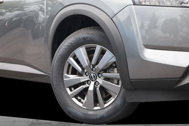 Certified 2025 Nissan Pathfinder SV FWD image 3