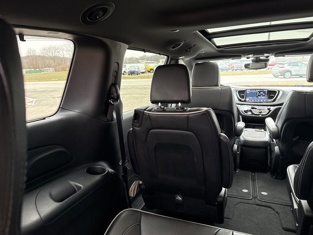Used 2025 Chrysler Pacifica Limited image 29
