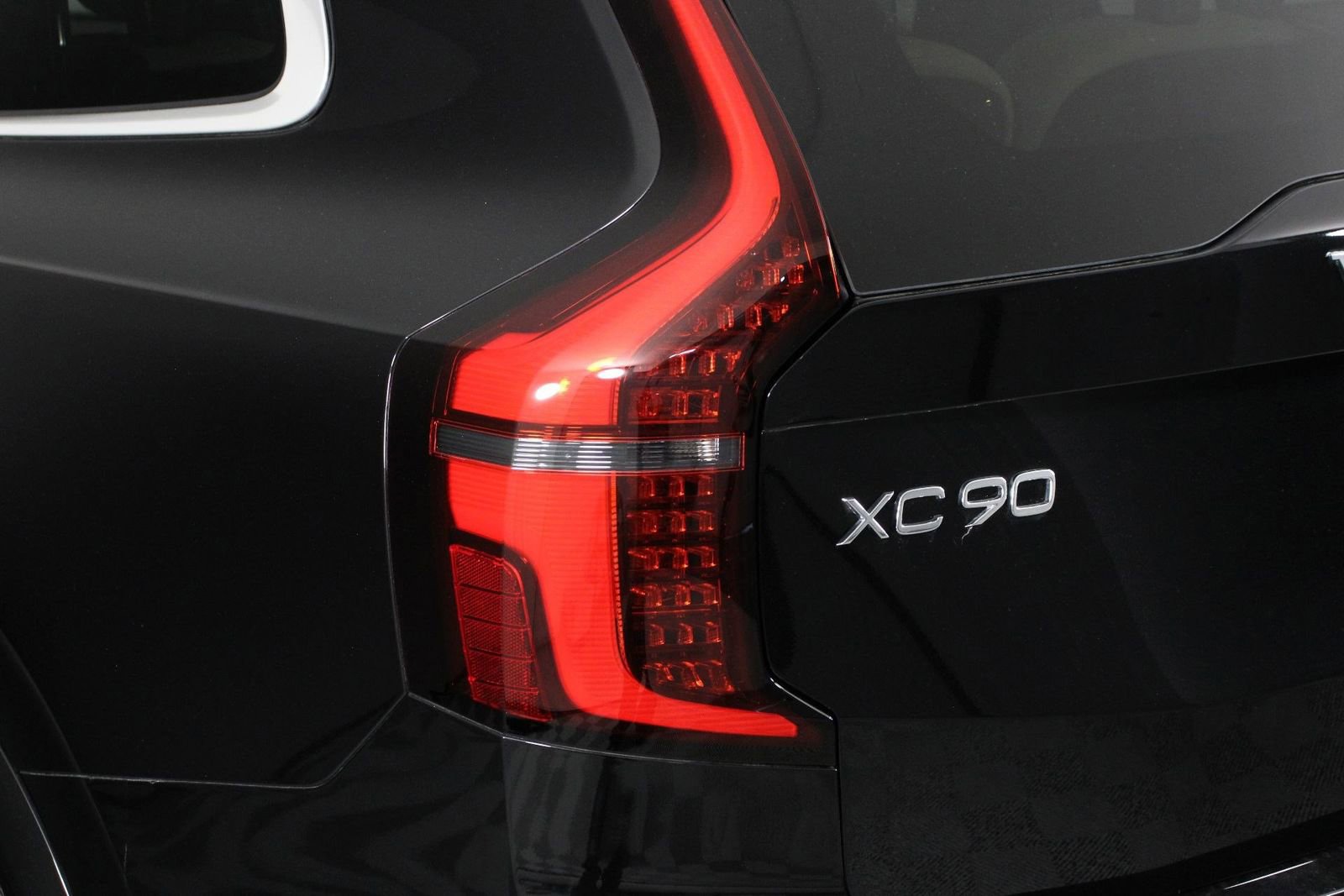 Certified 2025 Volvo XC90 T8 Plus AWD/4WD image 18