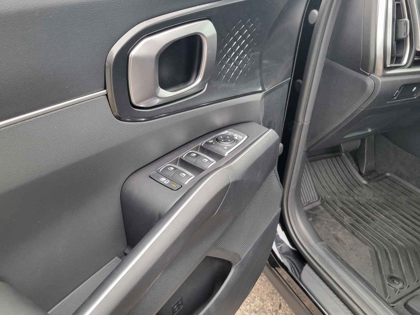 Used 2025 Kia Sorento LX image 18