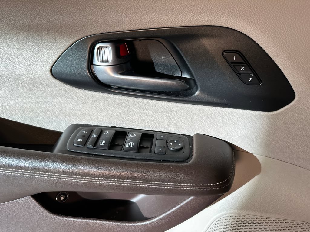 Used 2021 Chrysler Pacifica Touring-L FWD image 19