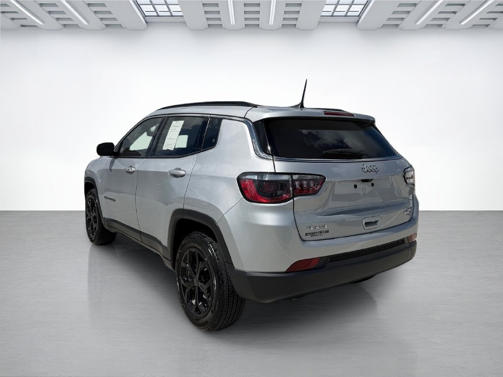 Used 2025 Jeep Compass Latitude AWD/4WD image 5