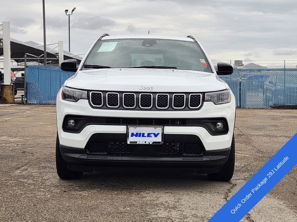 Used 2024 Jeep Compass Latitude AWD/4WD image 2