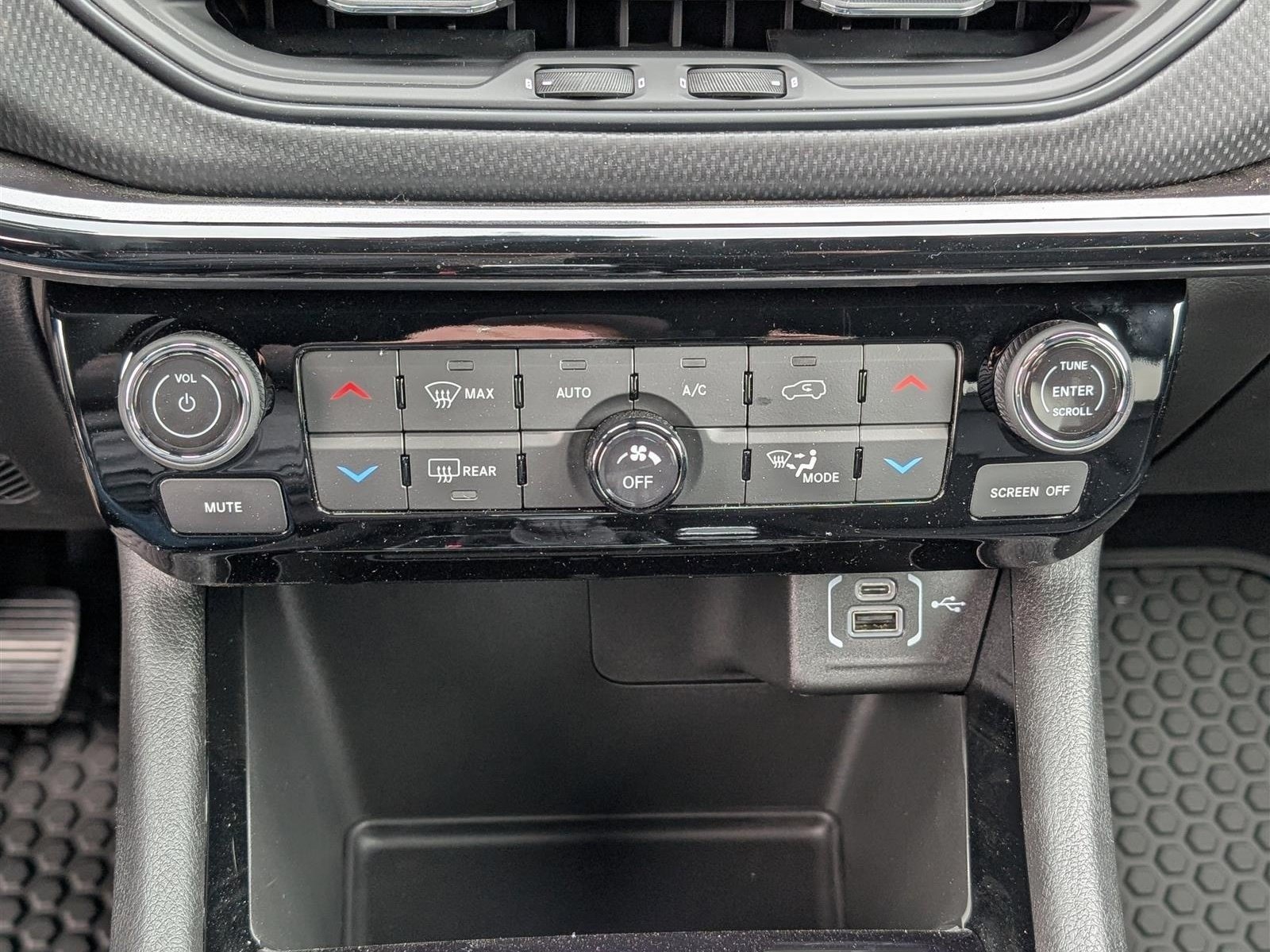 New 2025 Jeep Compass Latitude w/ Sun & Sound Group AWD/4WD image 22