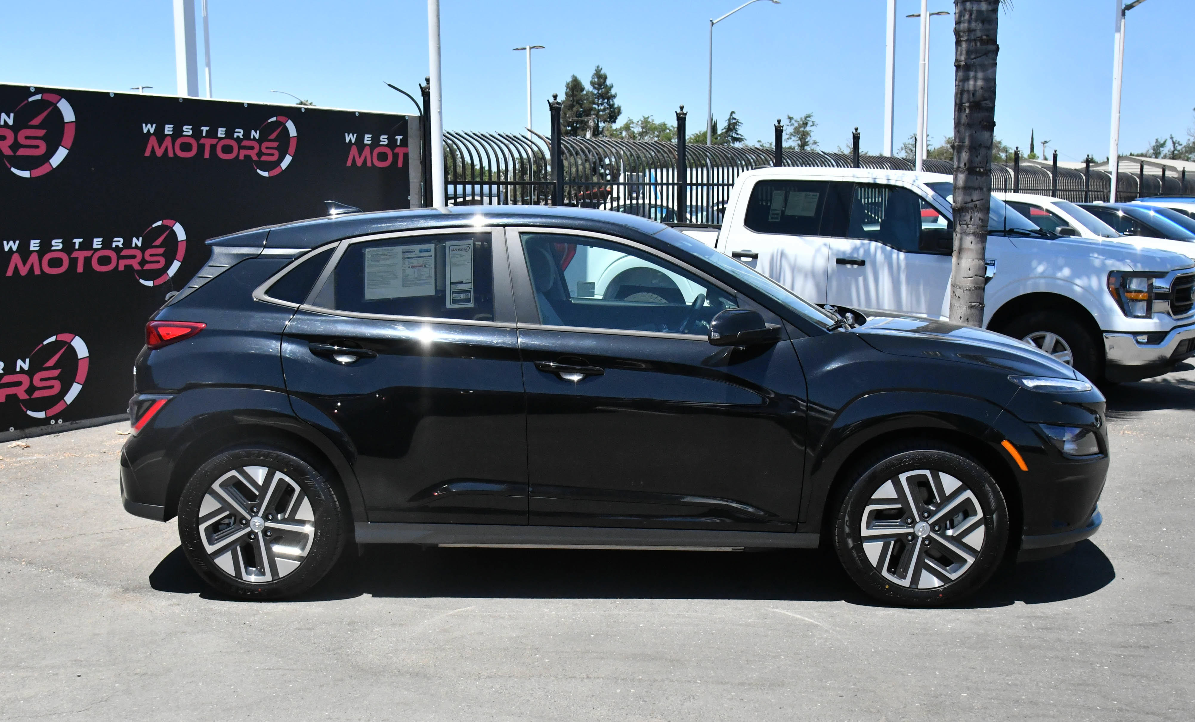Used 2023 Hyundai Kona SE w/ Cargo Package FWD image 9