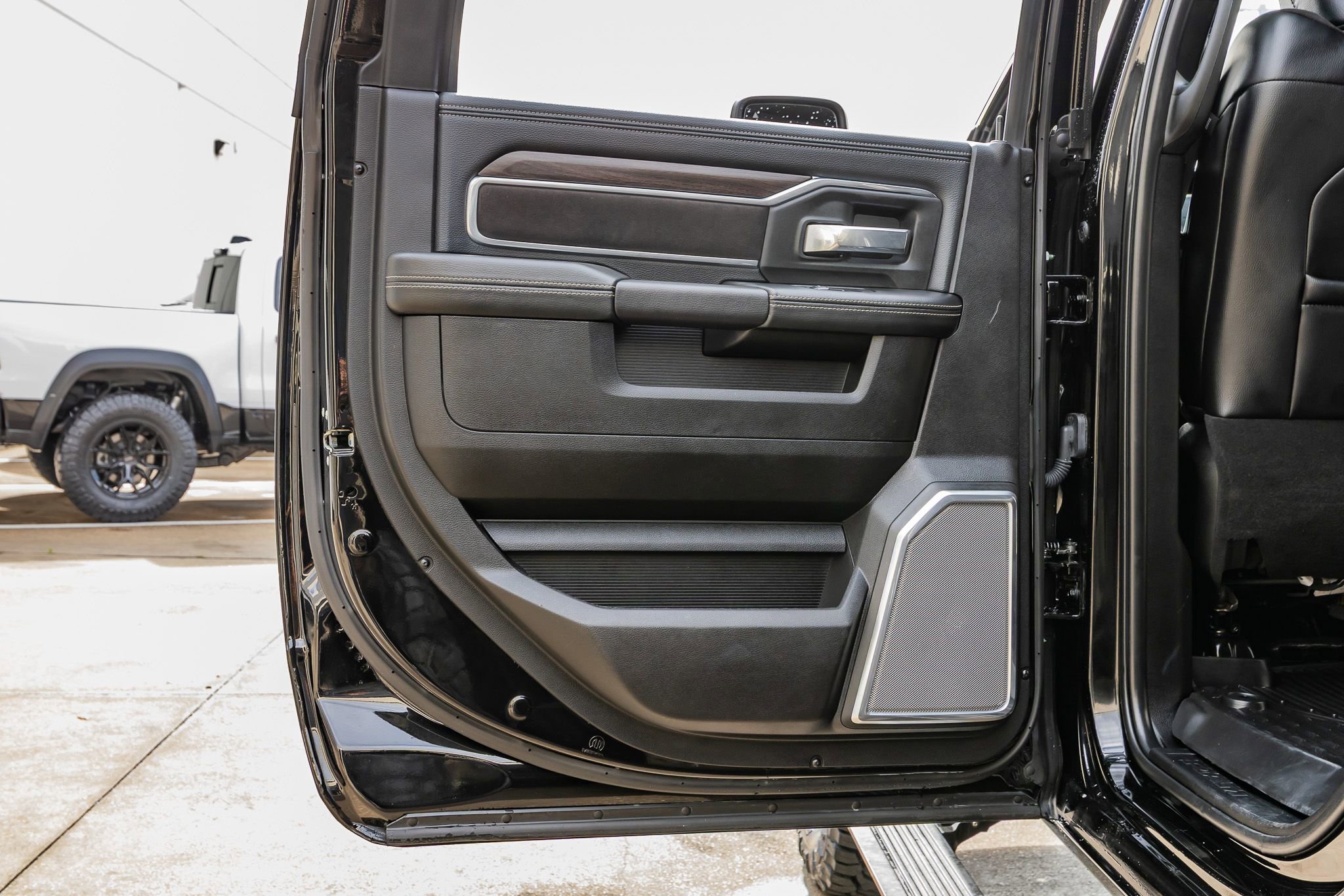 Used 2025 RAM 3500 Laramie image 39