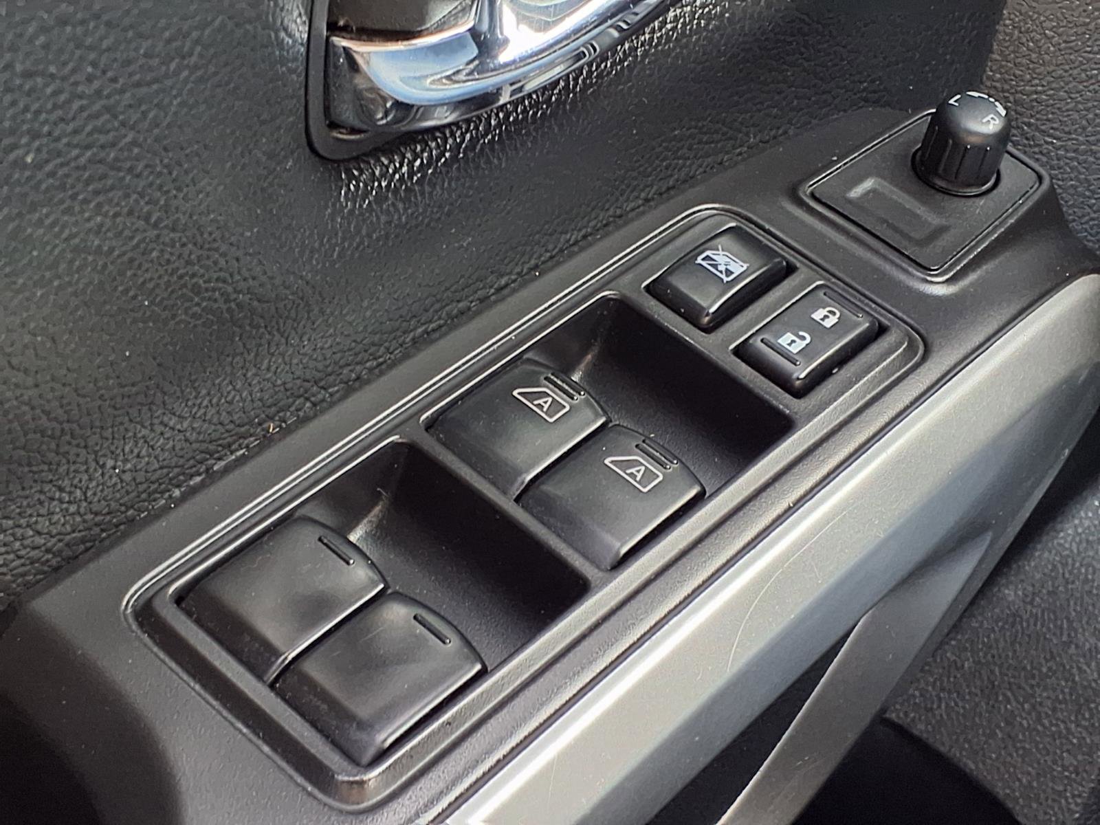 Used 2021 Nissan Titan SV w/ SV Convenience Package image 11