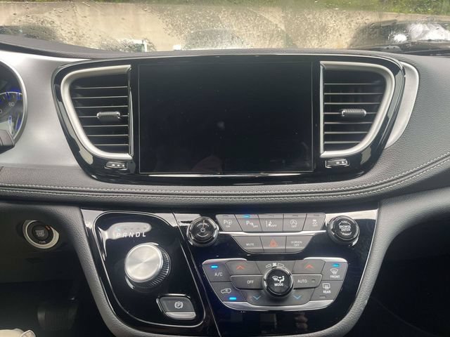 Used 2024 Chrysler Pacifica Touring-L w/ S Appearance Package FWD image 26