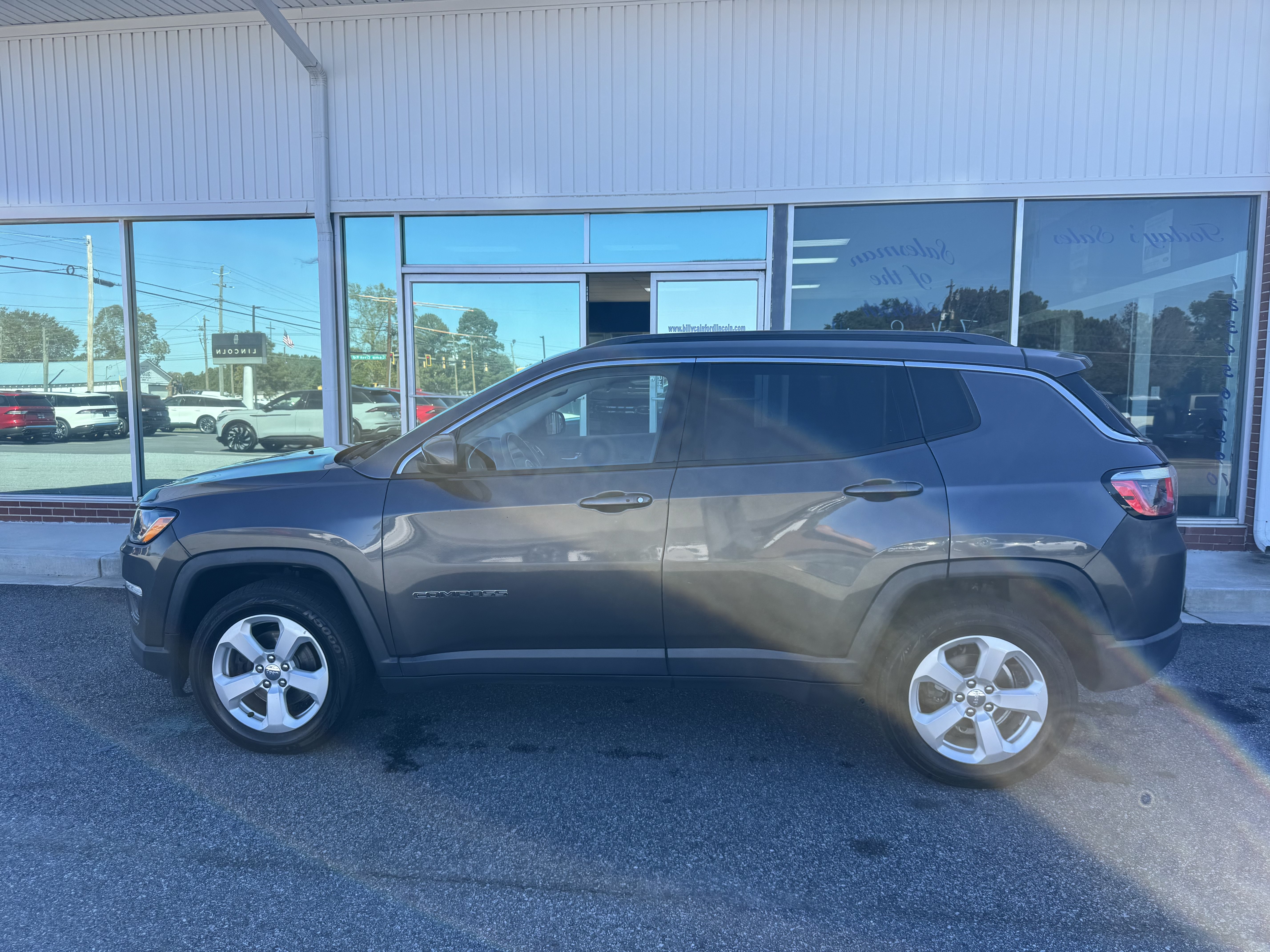 Used 2017 Jeep Compass Latitude w/ Popular Equipment Group AWD/4WD image 1