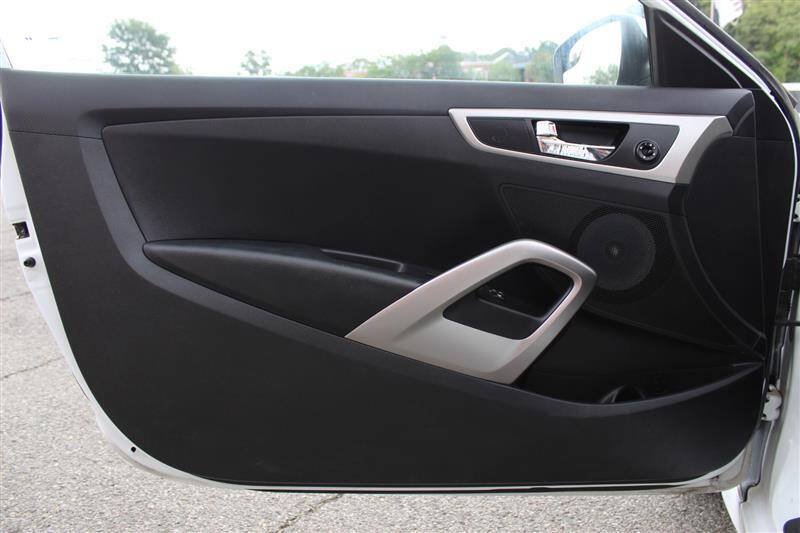 Used 2017 Hyundai Veloster FWD image 11