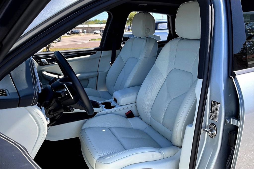 Used 2023 Porsche Macan Turbo image 18