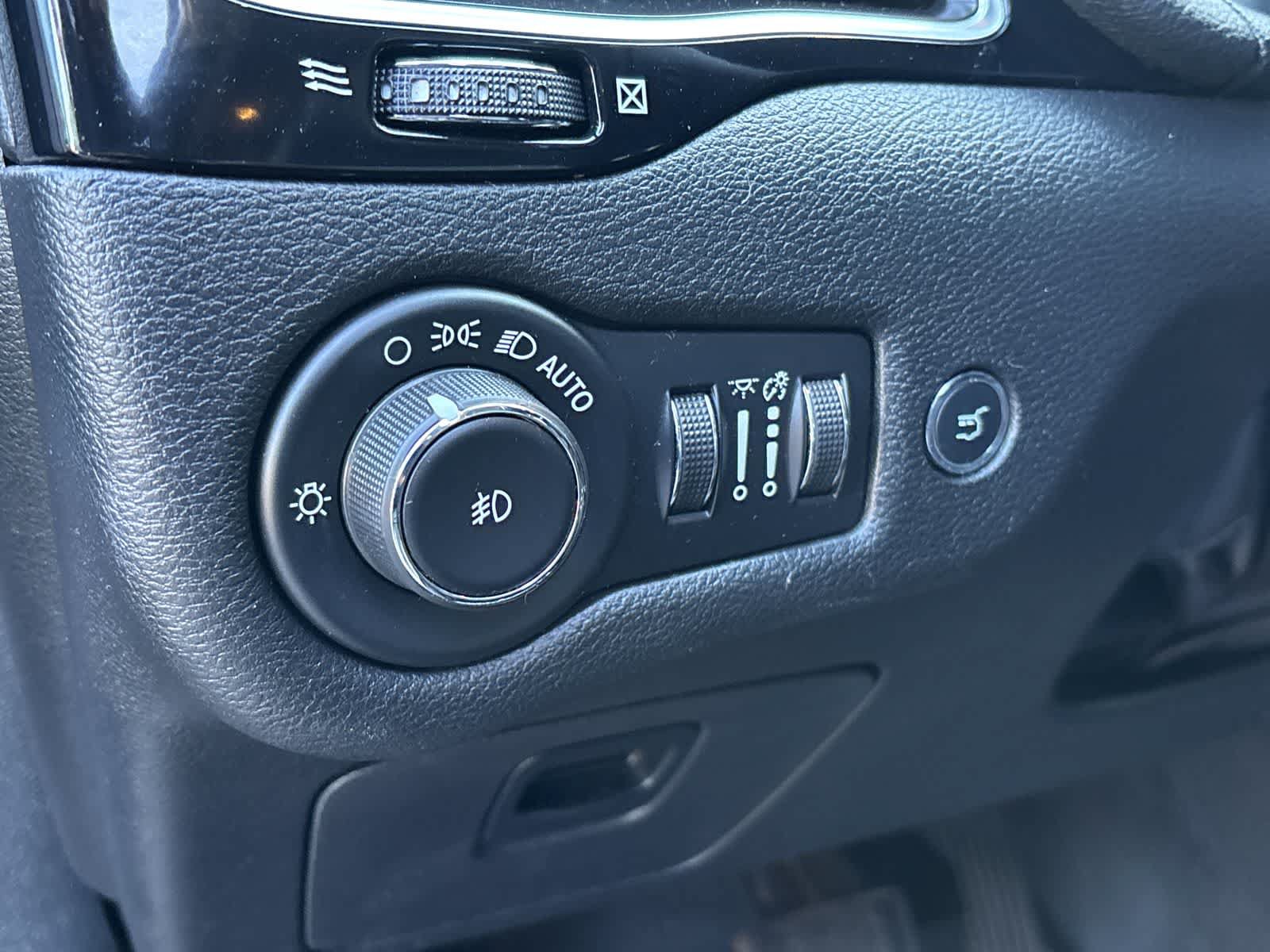 Used 2019 Jeep Cherokee Latitude Plus AWD/4WD image 9