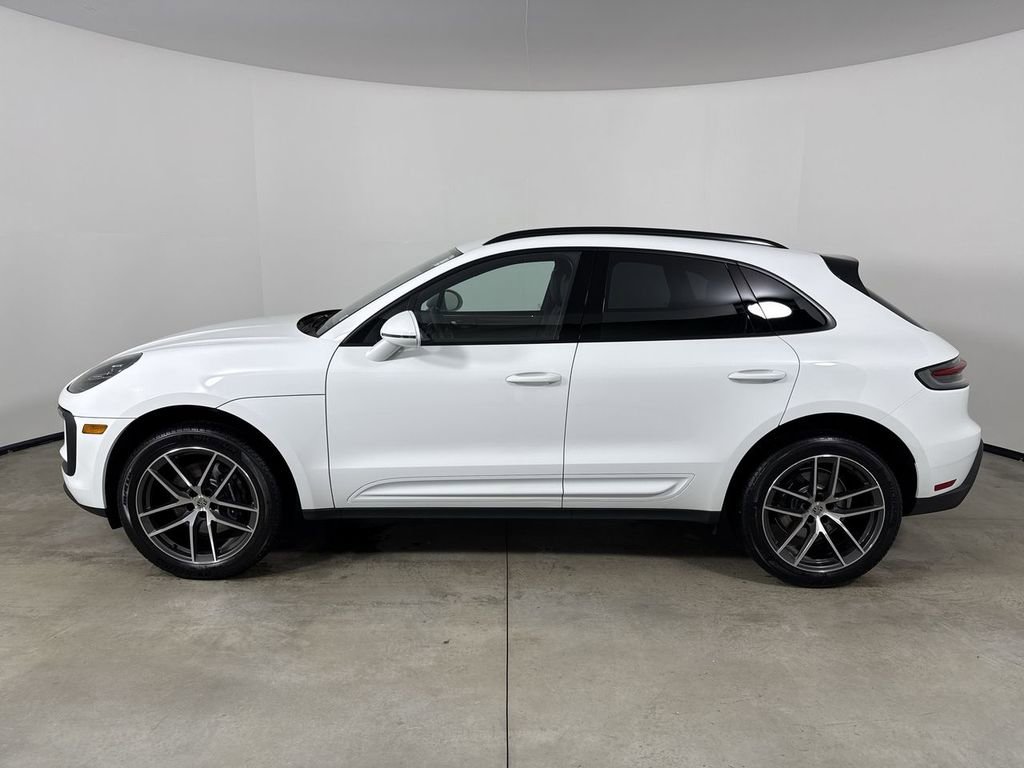 Certified 2025 Porsche Macan image 2